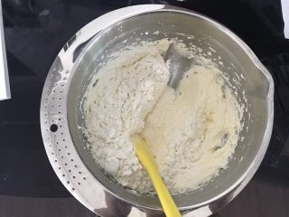 香草磅蛋糕,刮刀从2点钟方向插入，刮至8点钟方向，舀起一大勺黄油，移至盆中央，甩掉黄油，左手将盆逆时针转动一下。