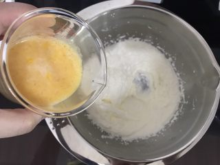 香草磅蛋糕,全蛋液分4次加入打发好的黄油。继续高速打发2分钟，每一次都混合均匀再加入下一次。