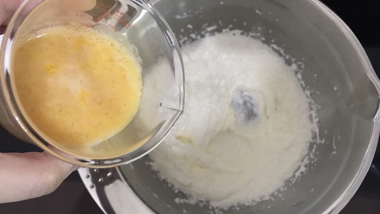 香草磅蛋糕,全蛋液分4次加入打发好的黄油。继续高速打发2分钟，每一次都混合均匀再加入下一次。
