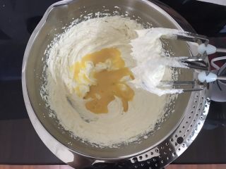 香草磅蛋糕,每一次都打发至顺滑奶油状再加入下一次，直到蛋液全部加入。