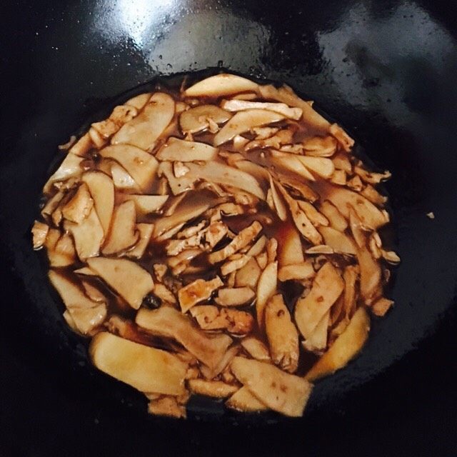 豆干杏鲍菇拌面,加盖烧3分钟后放入碗中备用