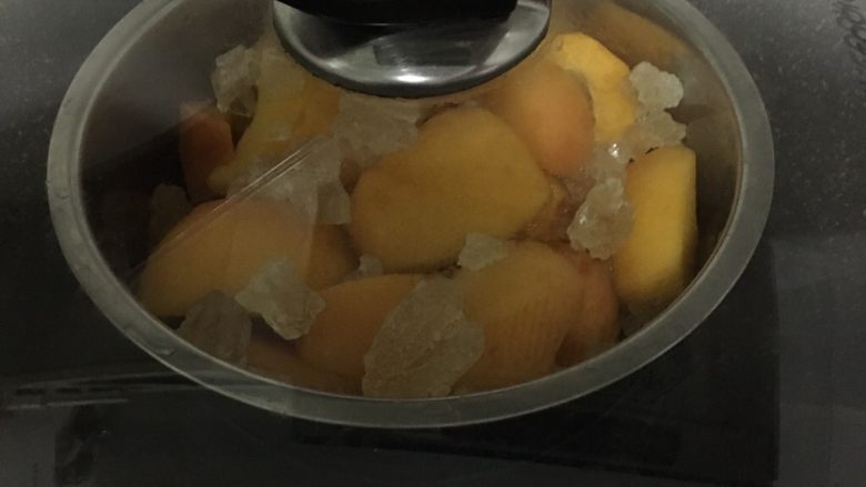 黄桃罐头,放入锅中隔水中火蒸20分钟