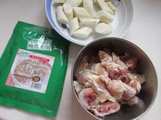 重庆鸡公煲,把各种材料备用，山药去皮，鸡剁成块。。