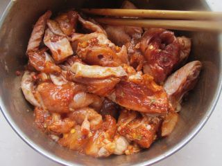 重庆鸡公煲,把鸡块里放入鸡公煲调料腌制20分钟。