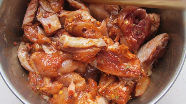 重庆鸡公煲,把鸡块里放入鸡公煲调料腌制20分钟。