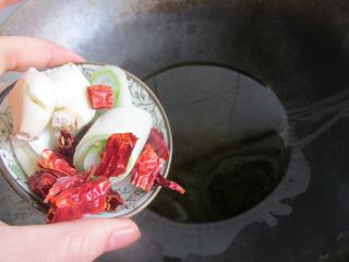 重庆鸡公煲,把锅里放油，下葱，干辣椒大蒜爆香。