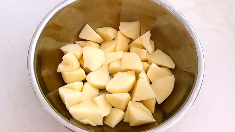 外焦内软的椒盐土豆,在土豆里加入大豆色拉油和精盐调匀