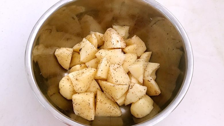 外焦内软的椒盐土豆,充分调匀