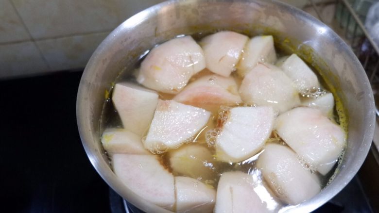 宝宝辅食之肉末蒸冬瓜+冰糖水蜜桃,煮开以后放入桃子