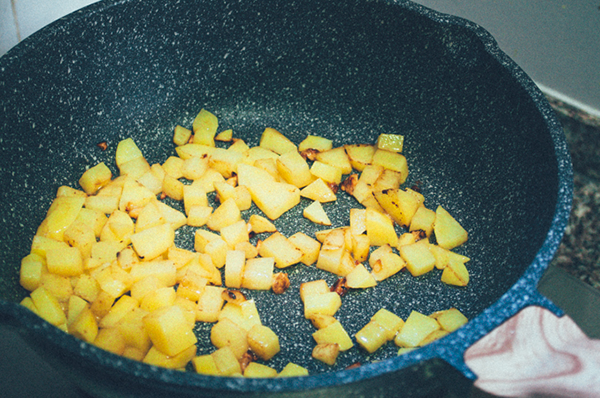 土豆鸡丁,土豆丁冲水去除多余淀粉，放入土豆丁到炒锅，开始边边有软了的迹象就放鸡丁