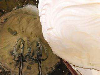 梦幻云吐司,第三步是把它们两个混合，搅打均匀。因为奶油芝士会重一些，奶油轻一些，混合的时候要注意搅拌到底部。