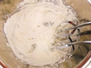 梦幻云吐司,接着，这是正经的第二步：取出提前软化的奶油奶酪，手动搅打几圈，再电动搅拌至顺滑。