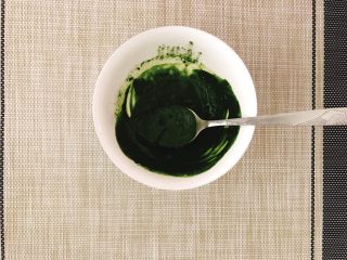 梦幻云吐司,绿色的我准备了抹茶。事先用两勺热水融化了抹茶粉。
