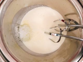 梦幻云吐司,好了这是正经的第一步：把糖和淡奶油放入一个无水无油的干净料理盆，打发至出现花纹并能保持的状态。
