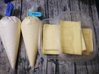 清爽豆乳盒子蛋糕,豆乳和奶油分别都装进裱花袋里