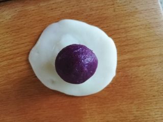 花样紫薯冰皮月饼,放一个紫薯球