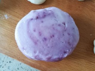 花样紫薯冰皮月饼,同样的，我还将紫薯，南瓜添加进面团中，包入紫薯馅