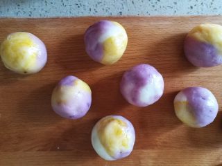 花样紫薯冰皮月饼,搓成小圆球，再入模具中，按压后挤出