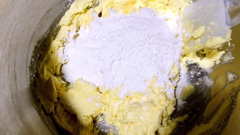 紅酒無花果干磅蛋糕,然後將麵粉分3次加入黃油內，用攪拌棒切拌的方式，直至面粉完全溶入，這一動作盡量乾淨俐落，避免麵粉起筋。