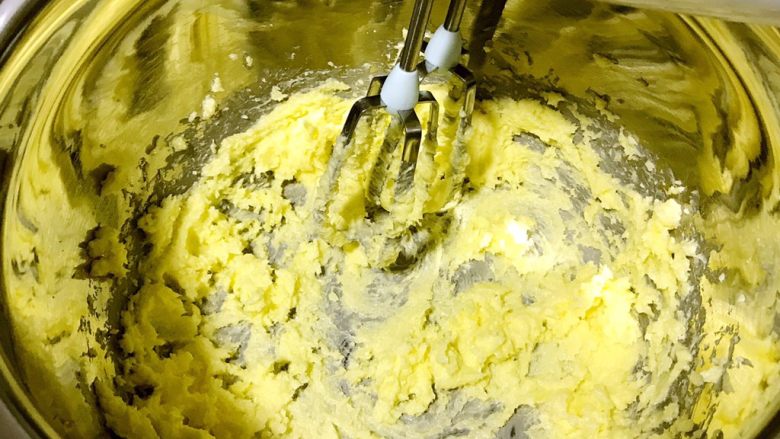 紅酒無花果干磅蛋糕,然後用電動打蛋器攪打黃油，將細砂糖分三次加入，每次打至糖粉完全溶入黃油內，方可再加下一次。砂糖全部加入以後，再高速攪打1分鐘，直至黃油發白、體積變大，變成攪拌時阻力較小的輕盈奶油狀。