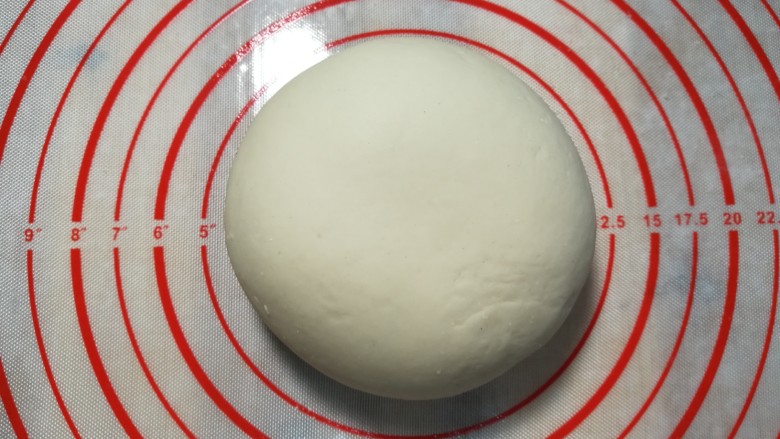 苋菜饼,面团揉软些，至光滑，盖上湿布或者保鲜膜，根据温度发酵45分钟至一个小时。