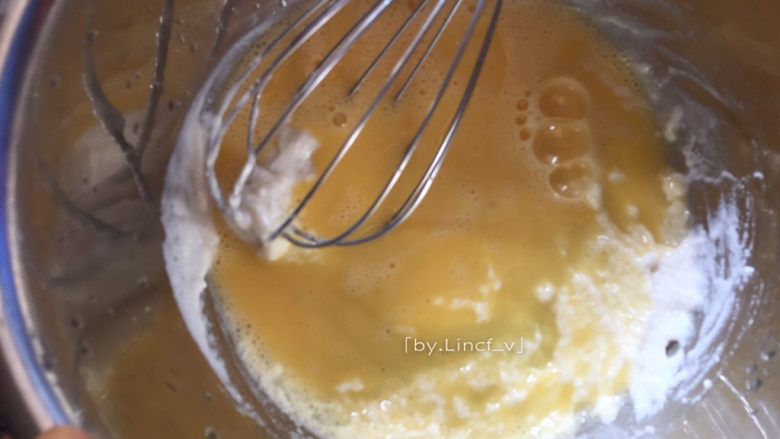洋葱圈鸡蛋饼,倒入搅拌均匀的鸡蛋液继续搅打均匀