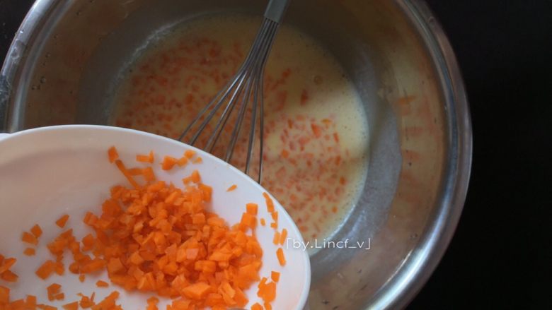 洋葱圈鸡蛋饼,加入细碎的胡萝卜继续搅打均匀