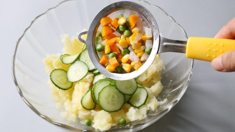 日式土豆沙拉,依次在土豆泥中放入黄瓜、焯烫后的蔬菜。