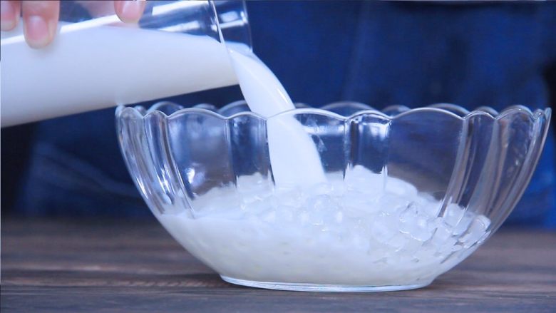 泰式芒果椰汁西米糕,将熬制好的椰汁倒进控好水的西米露里！放至冰箱冷藏冻4个小时，直至凝固即可。