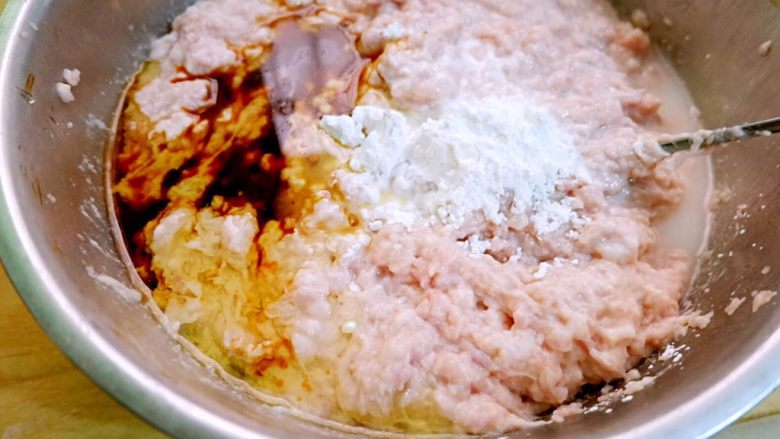 粤式瑶柱海参云吞,加入两大勺淀粉，少许生抽，盐，葱姜水，鸡蛋两个，以及之前剁好的瑶柱末