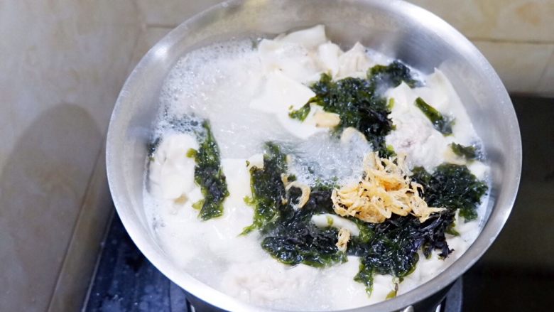 粤式瑶柱海参云吞,撒点紫菜海米，扔个小青菜，就很好吃了。