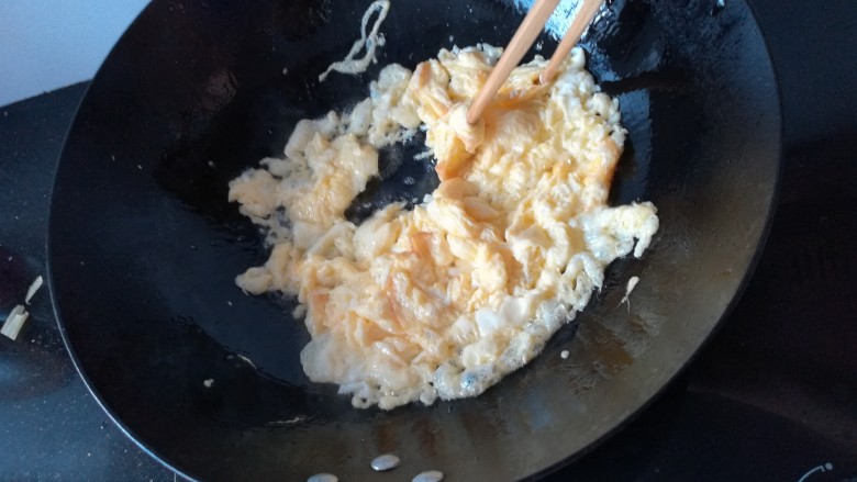 黄瓜炒蛋,鸡蛋液稍微凝固时立即用筷子把它划散，盛出备用。