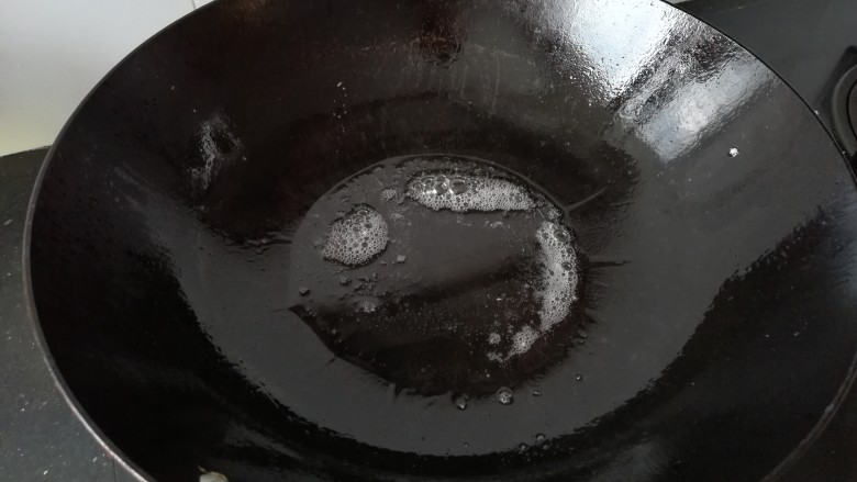 黄瓜炒蛋,重起油锅烧热。