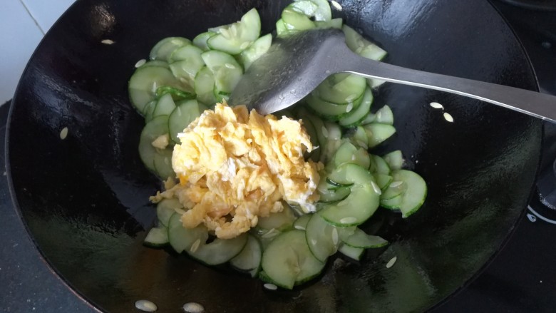 黄瓜炒蛋,把炒好的鸡蛋倒入锅中。
