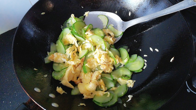 黄瓜炒蛋,翻炒均匀即可（如想口感好点可加入适量味精，但少食味精更健康噢）。