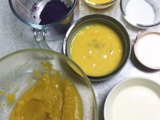南瓜派, 备齐馅料所用材料，糖、淡奶油、鸡蛋分别按南瓜和紫薯用量按比例分成两份
