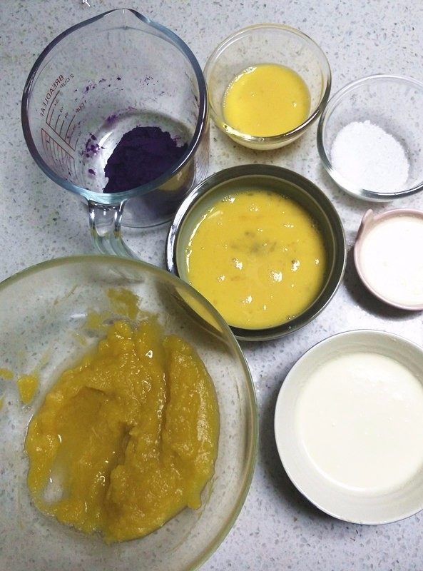 南瓜派, 备齐馅料所用材料，糖、淡奶油、鸡蛋分别按南瓜和紫薯用量按比例分成两份