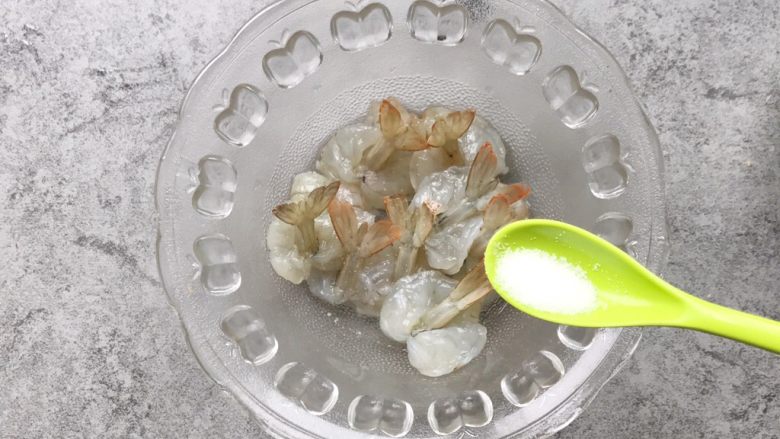凤尾虾球,加1g盐搅拌均匀腌制5-10分钟