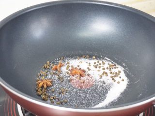 蜜汁烤排骨,锅里面倒入盐、花椒、八角炒出香味！
