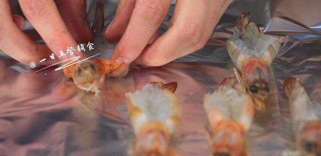 奶酪焗虾,用手让整个虾铺平。