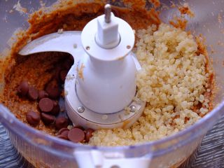 健康零食•坚果纤维能量球,把藜麦和巧克力豆丢进搅拌机 搅拌均匀