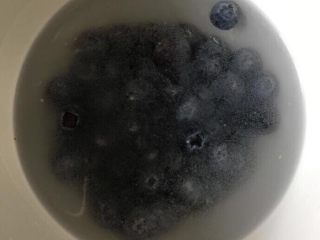 蓝莓山药雪峰泥,蓝莓加少许盐和面粉，放碗里加点温水浸泡一下再搓洗干净～
洗了这么多次蓝莓，发现温水比冷水更容易洗干净，而且时间也缩短了！水温不需要太高～不信大家可以试试～