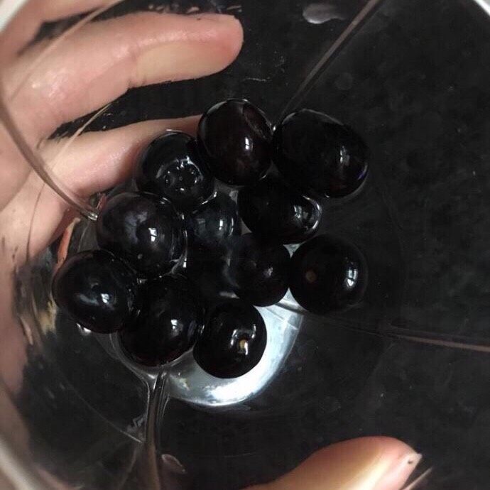 蓝莓山药雪峰泥,洗干净的蓝莓装入料理机，不用加水～