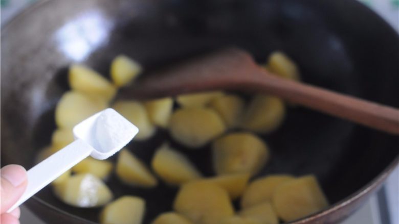 香肠土豆饭,土豆边缘变得比较透明的时候，放盐调味