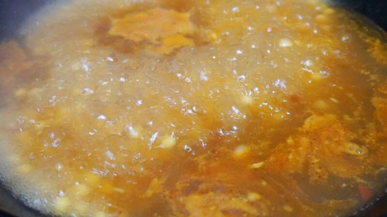 烂肉豌豆,掺入适量清水下浸泡好的豌豆煮沸