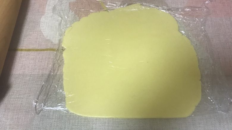 糖霜饼干,将面团裹在对折的保鲜膜中 用6毫米的定高擀面杖擀匀