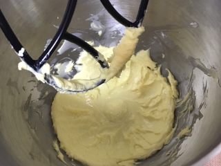 糖霜饼干,用打蛋器打至打蓬松 
黄油体积变大、微微发白即可