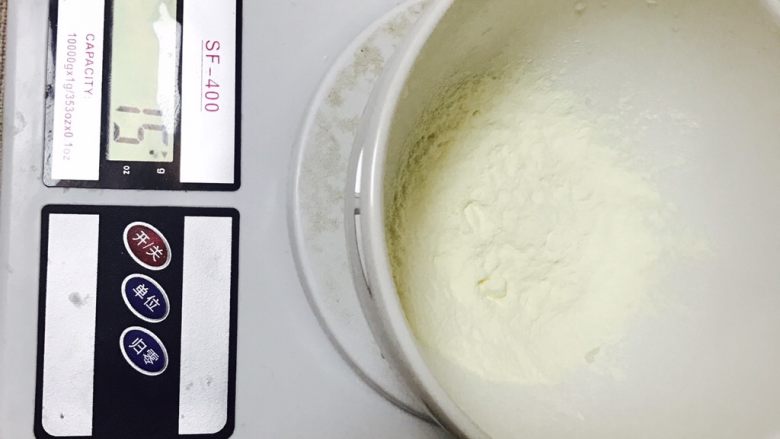 糖霜饼干,糖霜的制作
蛋白粉加入温水打发