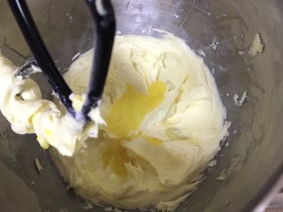 糖霜饼干,分次加入蛋液 2-3次即可 搅拌均匀