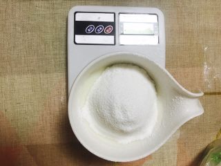 糖霜饼干,加入过筛的糖粉 开始先低俗搅打
因为会有糖粉尘到处飞
建议先用打蛋头搅拌一下 让粉与蛋白稍微混合